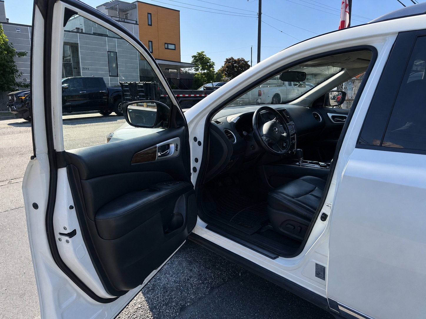2018 Nissan Pathfinder Platinum 4WD – Fully Loaded 7-Passenger SUV!